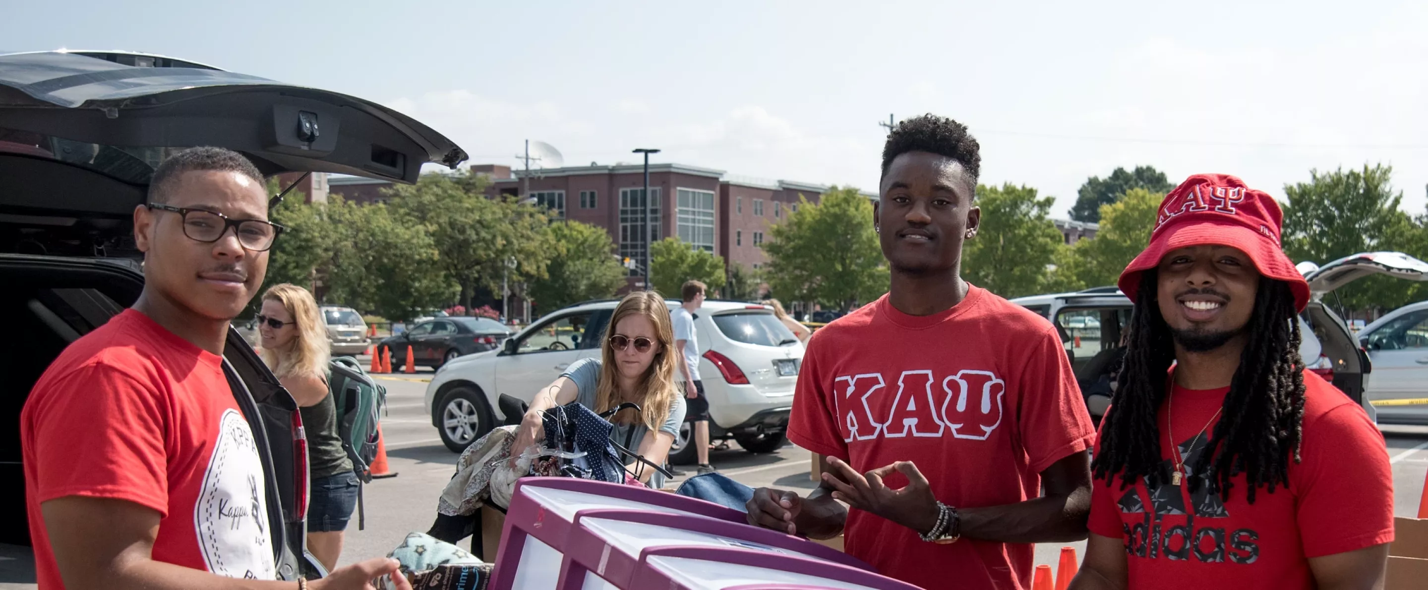 Students load a moving box on Move-In Day.